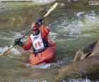 Discesa in canoa in acque bianche