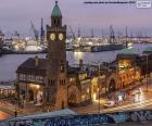 La torre di St. Pauli Landungsbrucken si trova sulle banchine del porto di Amburgo, in Germania