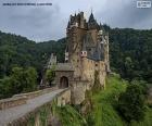 Il Castello di Eltz è un castello medievale situato sul fiume Mosella tra Coblenza e Treviri, in Germania.