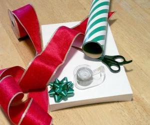 Rompicapo di Regali di Natale con decorazioni forbici e nastro