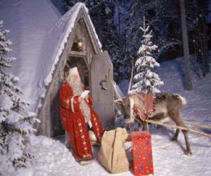 Rompicapo di Santa alla porta della sua casa con una renna e regali