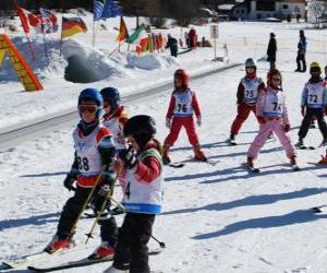 Rompicapo di Scena  tipica di inverno con i bambini che sciano nella montagna