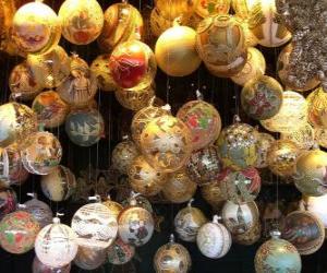 Rompicapo di set di sfere natalizie con diverse decorazioni 