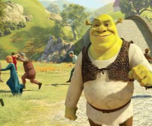 Rompicapo di Shrek a piedi attraverso la città e la gente corre