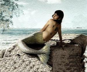 Rompicapo di Sirena seduta su una roccia in riva al mare