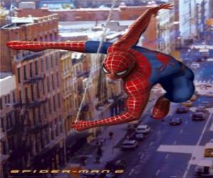 Rompicapo di Spider Man si muove attraverso la città in modo veloce e agile oscillante con la sua ragnatela