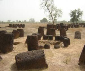 Rompicapo di Stone Circles of Senegambia, comprende 93 circoli di pietre e tumuli numerosi. Senegal e Gambia.