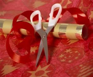 Rompicapo di Strumenti per avvolgere regali vacanza: forbici, carta e nastro per la cravatta