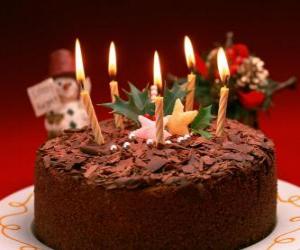 Rompicapo di Torta con cinque candele per la celebrazione del compleanno
