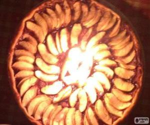 Rompicapo di Torta illuminata con la luce delle candele