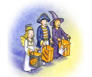 Rompicapo di Tre bambini vestiti di trucco o di tratto - Un fantasma, una strega e un demone con sacchetti