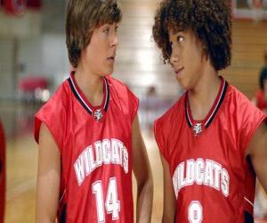 Rompicapo di Troy Bolton (Zac Efron) e Chad (Corbin Bleu), con camicia Wildcats