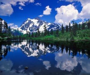 Rompicapo di Un lago riflette di montagna nelle sue acque