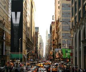 Rompicapo di Una strada nella città di New York con edifici alti e grattacieli