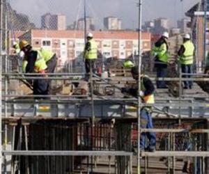 Rompicapo di Veduta generale di una casa in costruzione con diversi operatori lavorando