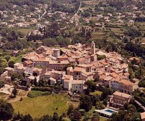 Rompicapo di Villaggio nel paesaggio, con la torre e campanile della chiesa